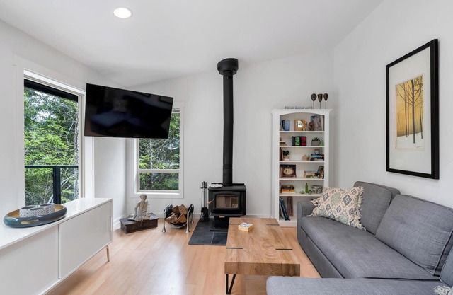 Cozy Lakeside Retreat – Family-Friendly with Private Beach, Dock & Hot Tub