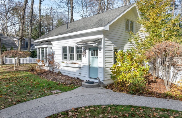 Cozy Lakeview Carriage House – Your Perfect Vacation Escape!