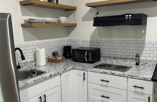 Cozy little 1-bedroom guesthouse in enjoyable Lemon Grove with AC, WiFi