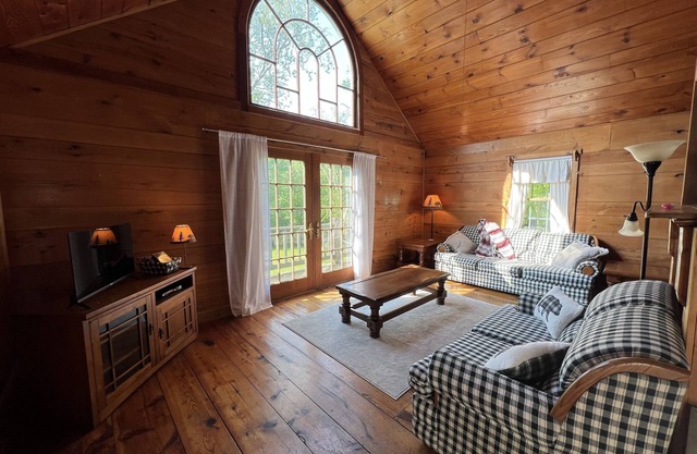 Cozy little cabin with creek access. Great for fishing or tubing!