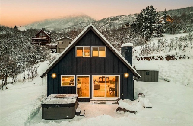 Cozy Little Cabin with Hot Tub & Views of Midway