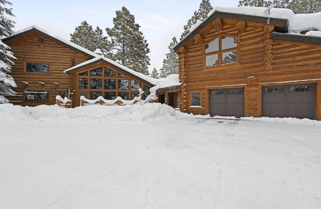 Cozy log cabin 10 mins from town