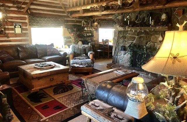 Cozy Log Home,3 min to slopes sleeps 10-11, Free shuttle steps away. location!