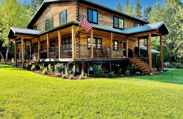 Cozy log home sleeps 14 in beds 5.5 baths near Glacier Park and Whitefish Resort