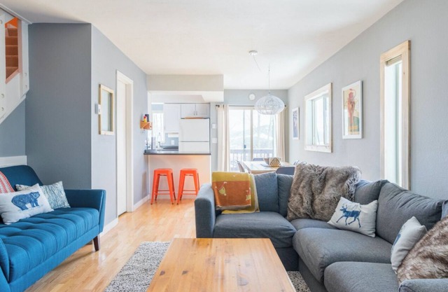 Cozy, modern 2BD/2BA townhome minutes from 4 world class ski resorts.