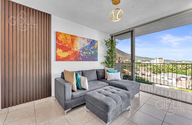 Cozy, Modern, Upscale APT W/Views, Pool, Gym, A/C