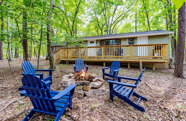 Cozy & Modern w/Hot Tub, Fire Pit, Grill & Pond