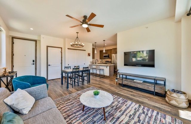 Cozy NEW Condo w/mt. views, close to Lift bus & heated garage