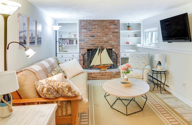 Cozy Newport Apt: Steps to Downtown & Waterfront!