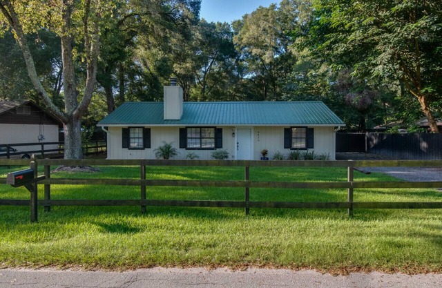 Cozy Ocala Cottage - Dog Friendly - 5 miles to WEC
