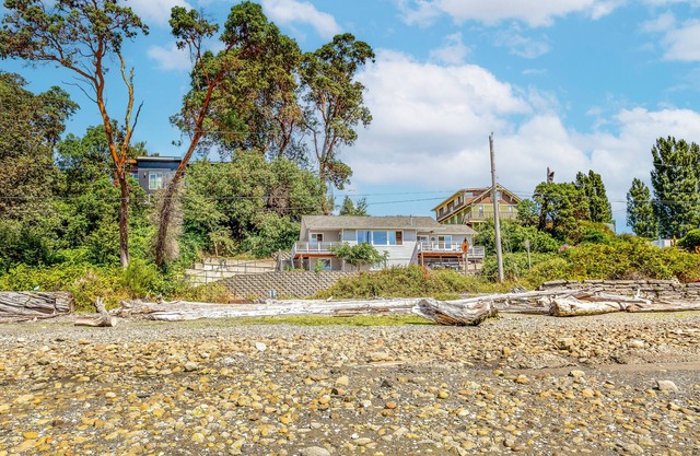 Cozy oceanfront home with amazing beach views & alfresco deck