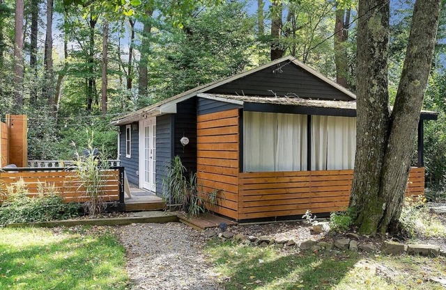Cozy Pocono Bungalow | Lake Access | Fireplace | Firepit