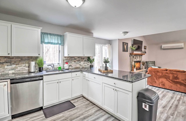 Cozy Poconos Escape: Pool Access & Pet-Friendly!