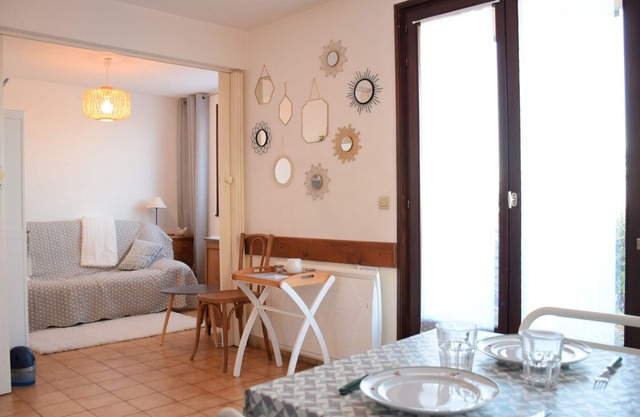 Cozy quiet apartment with terrace, parking, and internet in Évian