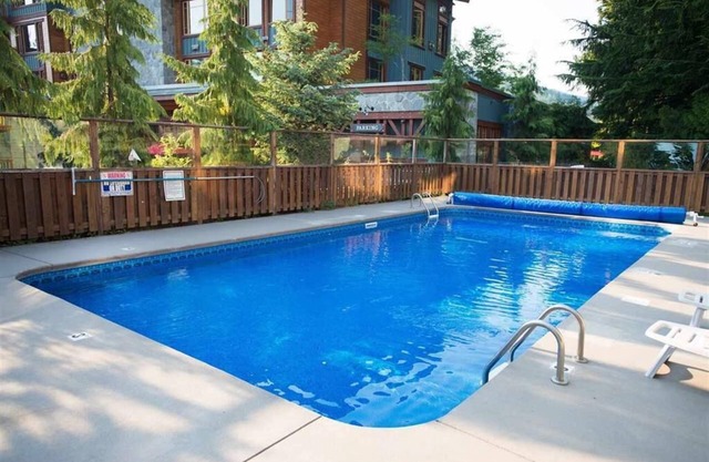 Cozy retreat Studio in Whistler Creekside walk to lifts on the lake