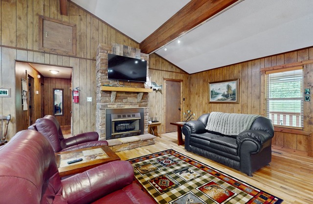 Cozy riverfront home with tubes, fishing, full kitchen & peaceful views