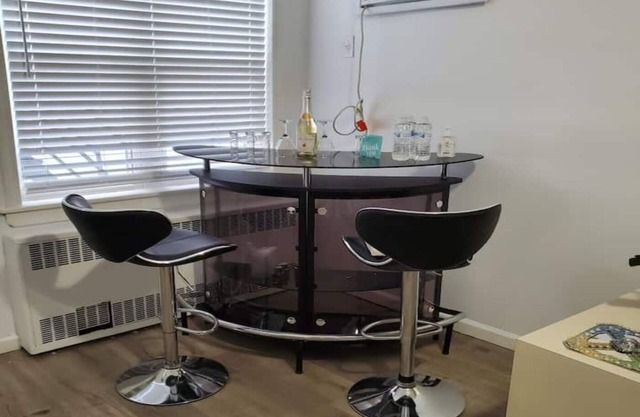 Cozy Rockaway Getaway near JFK Airport sleeps 4!
