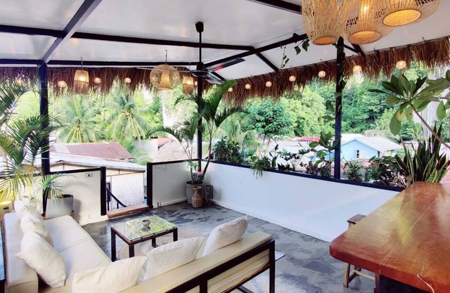 Cozy room with Private Rooftop Deck in El nido town