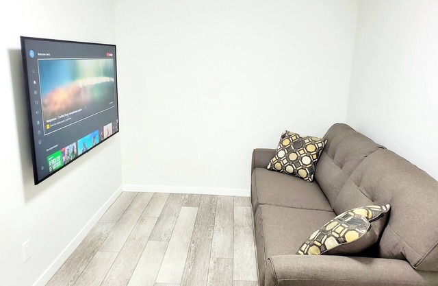 Cozy & Safe 2 Bedroom Private Suite Close to Airport