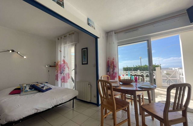 Cozy Seaside Apt: Terrace, Pool, Parking – Sleeps 4