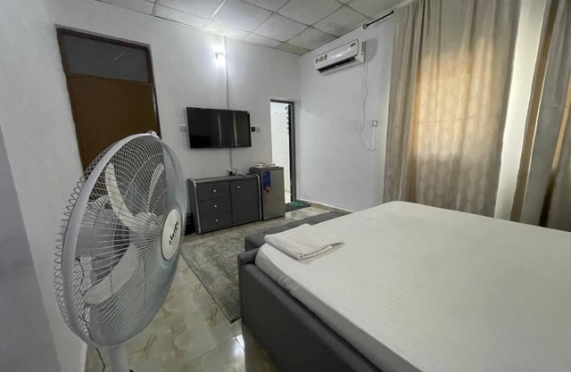 Cozy Single room in a 3-bedroom apartment in fabulous Abuja with AC, WiFi,Solar