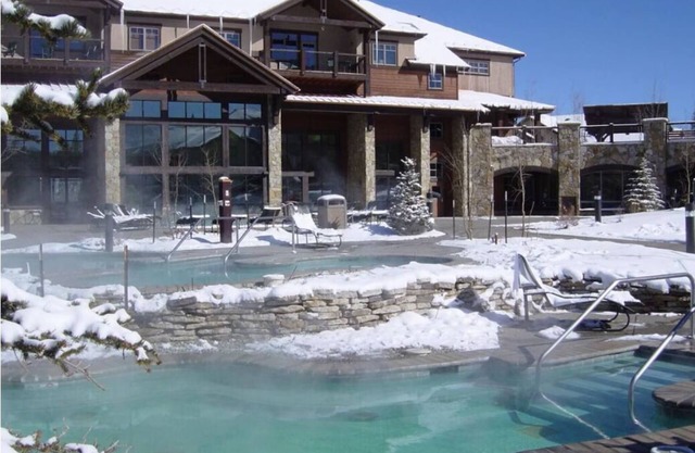 Cozy Ski-in Ski-out 2-bedroom condo in beautiful Breckenridge