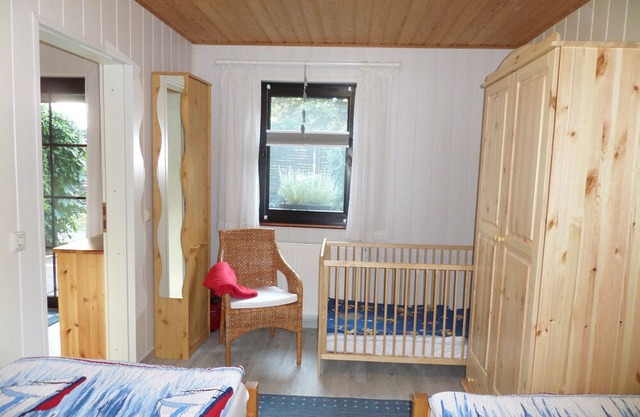 Cozy, small cottage quiet in the garden, with sauna, 350 m to the beach