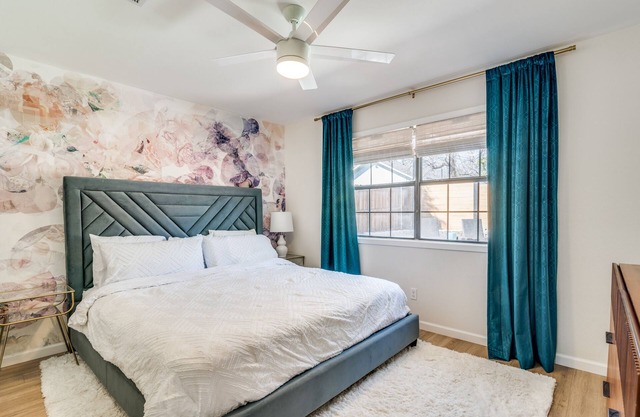 Cozy Spa-like cottage with lake views and pool just outside of the city!