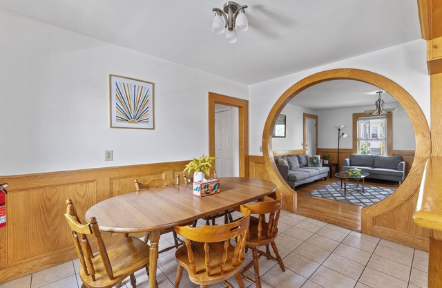 Cozy & Spacious 3Br home in Malden/with free parking and windows AC