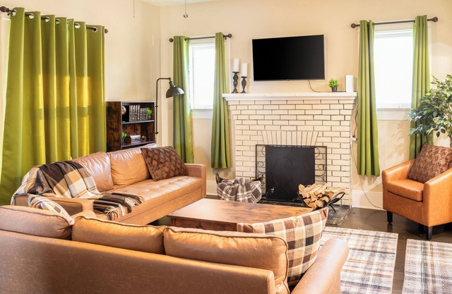 Cozy & Spacious Home w/Firepit - 5 mins from Downtown Knoxville