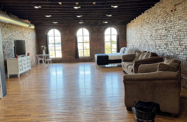 Cozy spacious loft in the beautiful downtown historic district in Hannibal.