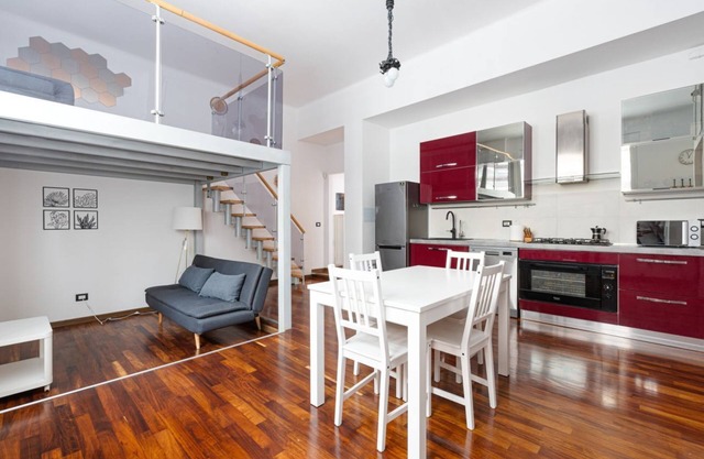 Cozy studio apartment on two levels, complete with all the main comforts located on the ground floor of a milanese building, in a good logistic position as a base for visiting Milan!Piazza V Giornate, the IED Design Institute and the Mangiagalli Hospital