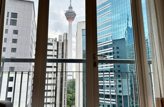 "Cozy studio: City hub, modern amenities. Book now!"