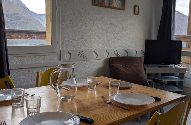 Cozy Studio for 5 with Balcony & Ski-in/Ski-out Access in Orcières - WiFi, Near Sports Complex
