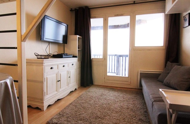Cozy Studio for 4 with South-Facing Balcony, Near Ski Lifts and Shops — Pet Friendly