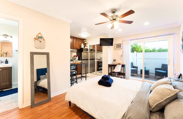 Cozy Studio - Mins to WeWork, Sony Pics & Venice with Parking