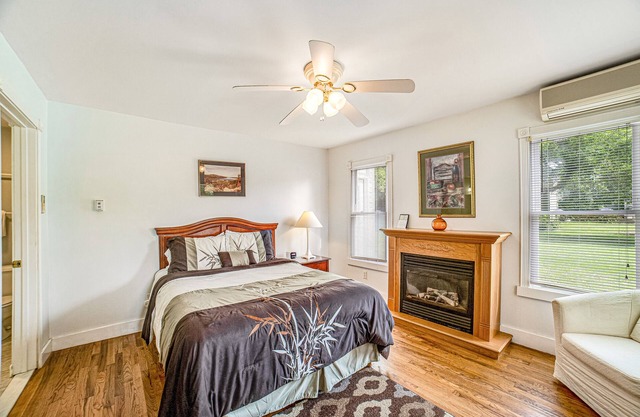 Cozy Studio Near Town & Lake W/ Free WiFi, Plush Bedding, Ideal Location & More!