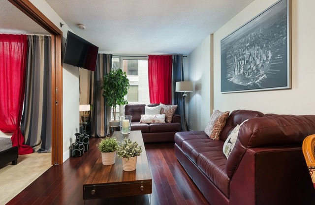 COZY SUITE CENTER OLD MTL OLD PORT! FREE INDOOR PARKING