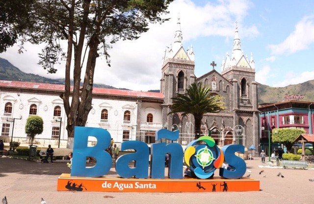 Cozy suite with kitchen and private bathroom. 5 minutes from downtown