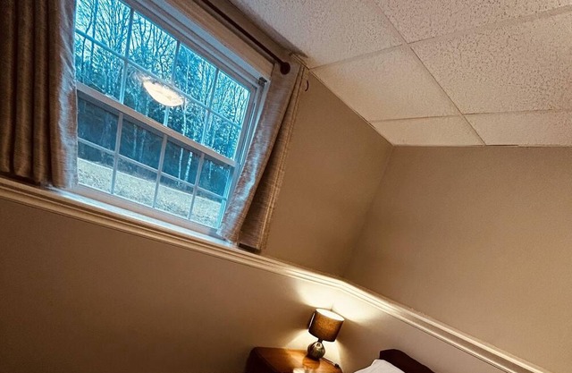 Cozy suite in the woods. 15min to Grand lake, 6min to amenities. Pet friendly!!