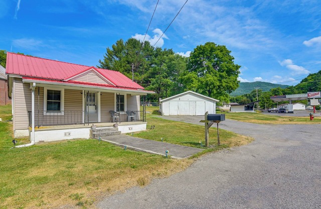 Cozy Tazewell Home w/Grill on Back of the Dragon!