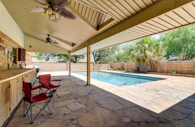 Cozy Texas City Guest House - 5 Mi to Beach!
