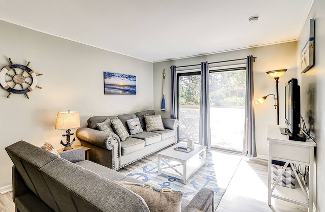Cozy Third-Floor Condo w/Fast WiFi & Balcony plus Shared Pool, Hot Tub, Tennis