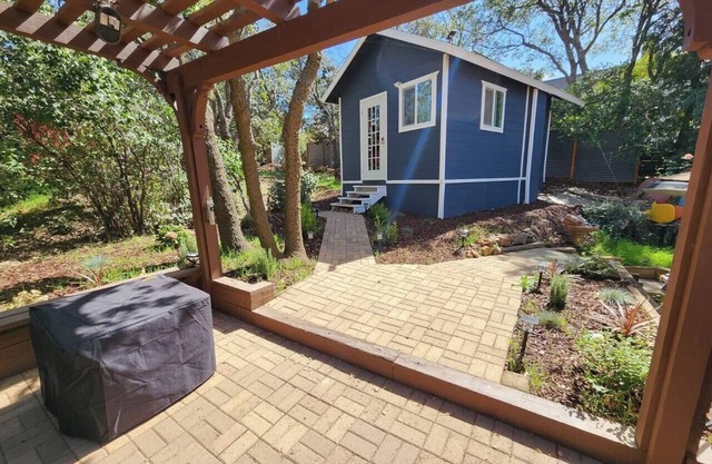 Cozy Tiny House Retreat - 4 Minutes from Village