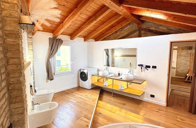 Cozy townhome with WiFi and AC in enchanting Venezia