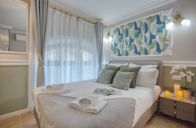 Cozy Triplex 250m² 6BR Modern w/Aircon Modern-NEW