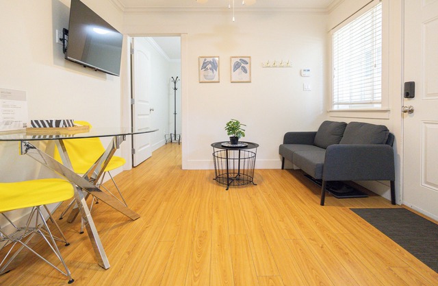 Cozy two bedrooms unit in Richmond BC