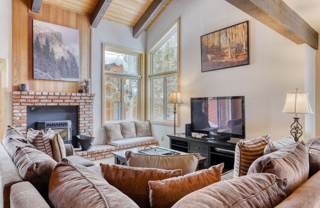 Cozy, updated condo w/shared sauna, pool & hot tub - close to Eagle Lodge