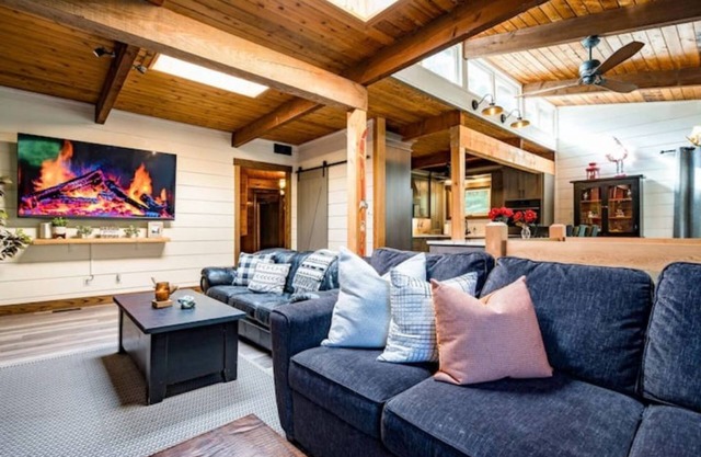 Cozy upgraded Chalet Hot Tubs Sauna Fireplace