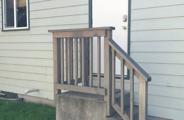 Cozy upper-level of lake house. Sleeps 4. Spend your vaca at Flathead Lake!